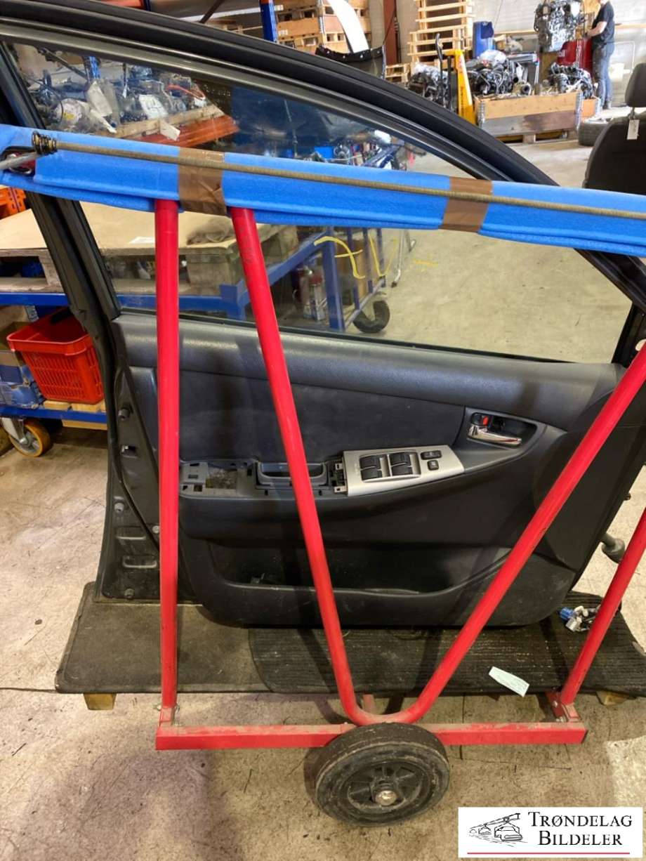 Dør venstre foran til Toyota Corolla 2002-2007  (6700213130|)