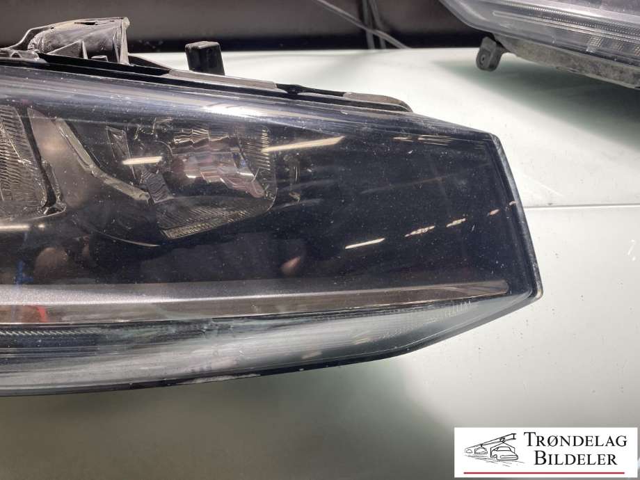Frontlykt høyre halogen til Audi Q2 2016-->> (81A 941 004|)