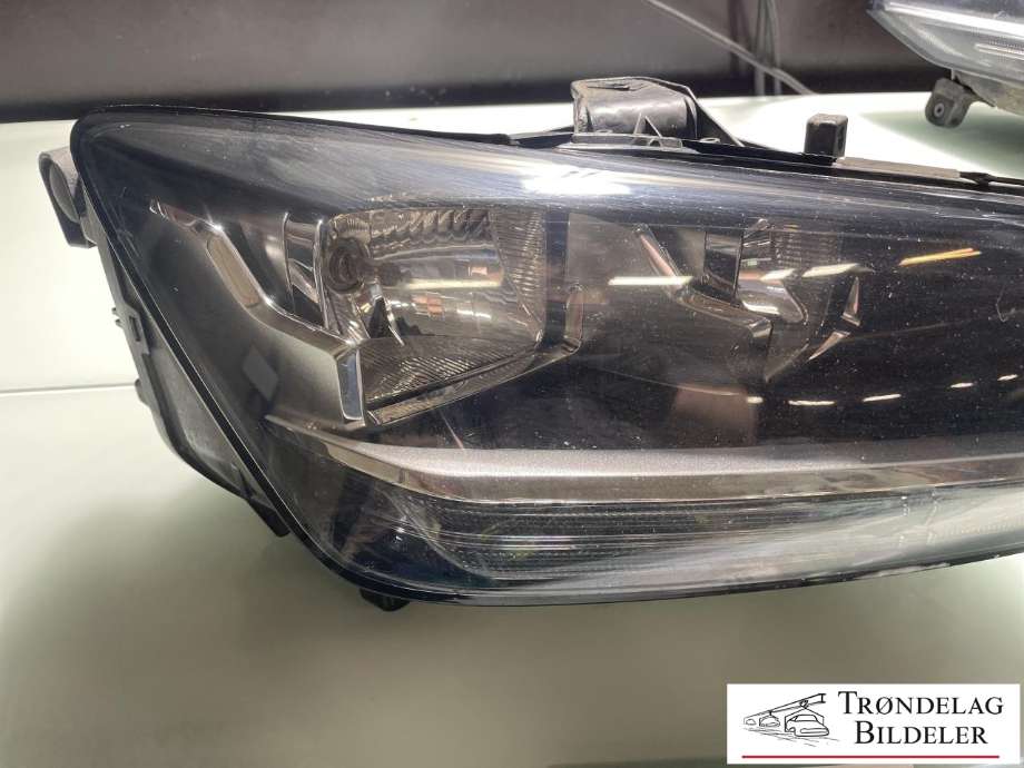 Frontlykt høyre halogen til Audi Q2 2016-->> (81A 941 004|)