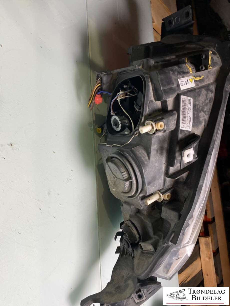 Frontlykt høyre xenon til BMW X1 2009-2015 (E84) (E84) (63 11 2 993 492|63 11 5 BB3 542|63 11 2 990 008)