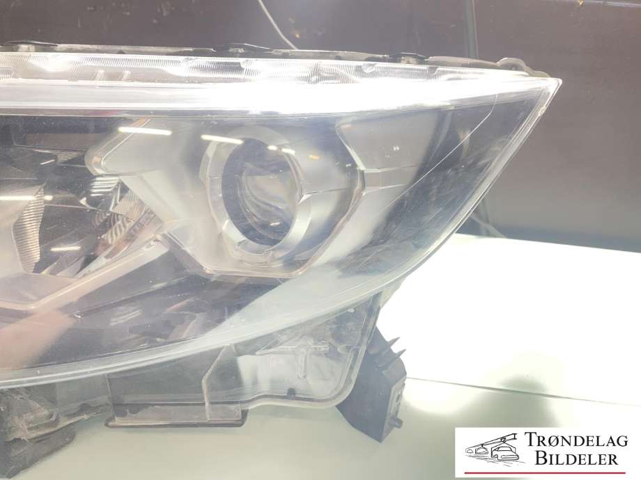 Frontlykt venstre halogen til Nissan Qashqai 2014-2021 (Type II)  (260604EH1B|)