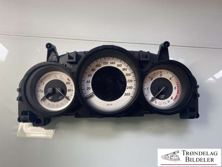Instrumentpanel til Mercedes E-Klasse, 2013-2016 (Fase 2) (W212) (W212) (A 052 545 27 26)