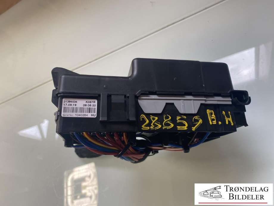 Sikringsboks bagasjerom til Volvo V60 / V60 CC 2018-->> (Type II) (31384034|)