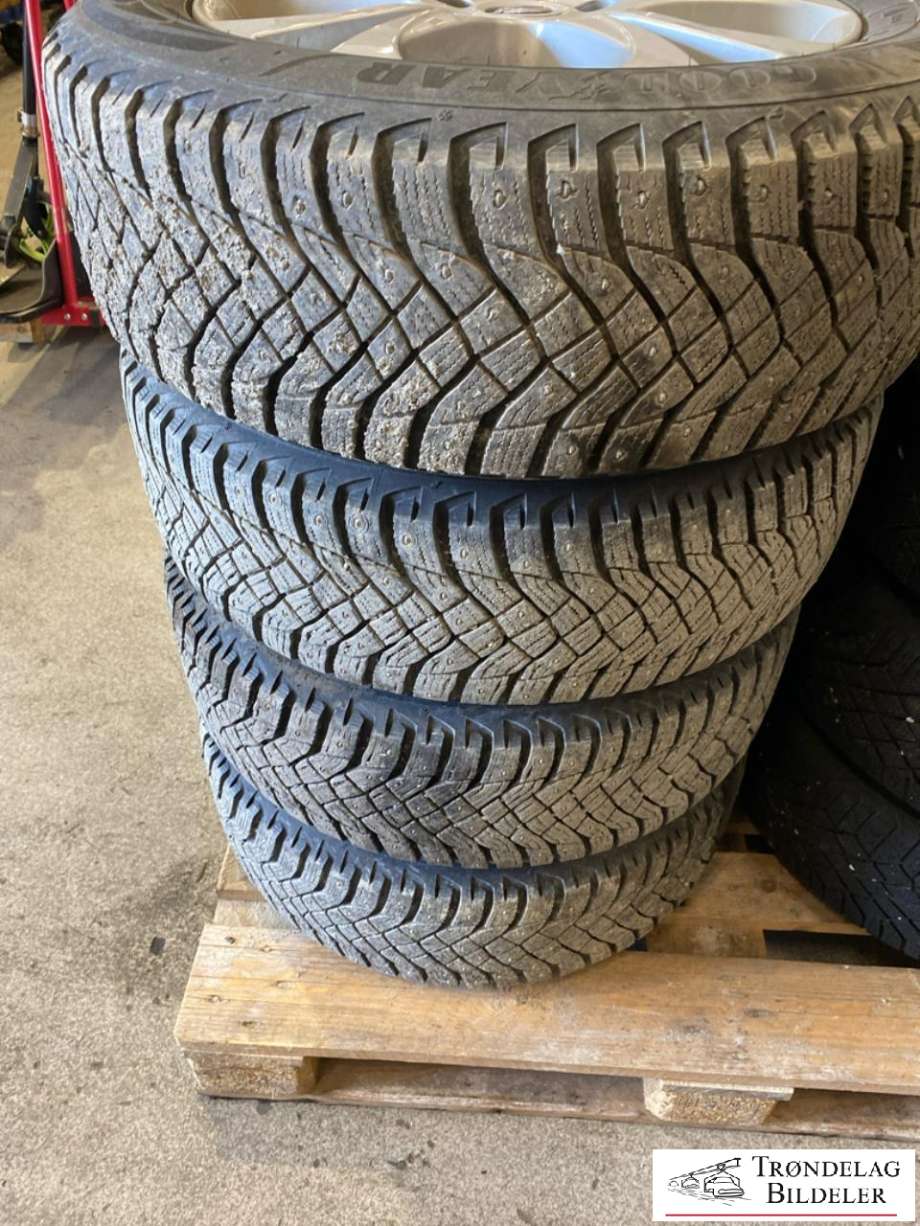 Hjulsett aluminium vinter til Nissan Qashqai 2014-2021 (Type II) (GOODYEAR ULTRAGRIP PIGG|215/60-17 100T 5X114|3/ET40/CB66|1MM|MØNSTERDYBDE 8|6MM|PROD 03/2023)