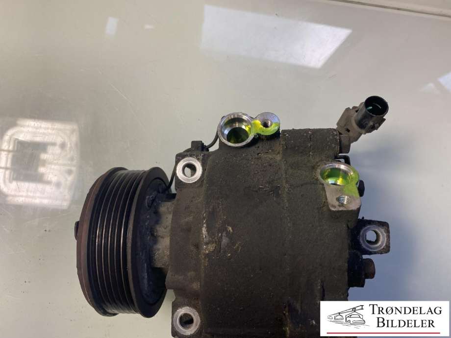 Aircondition kompressor til Mitsubishi Outlander 2010-2012 (Type II, Fase 2)  (7813A426|AKS200A402A|AKS200A402C|AKS200A402D|AKS200A402J|AKS200A402T|AKS200A407D|AKS200A407J|AKS200A411G|AKS200A413C|AKS200A413D|AKS200A413J|7813A212|1607966980)