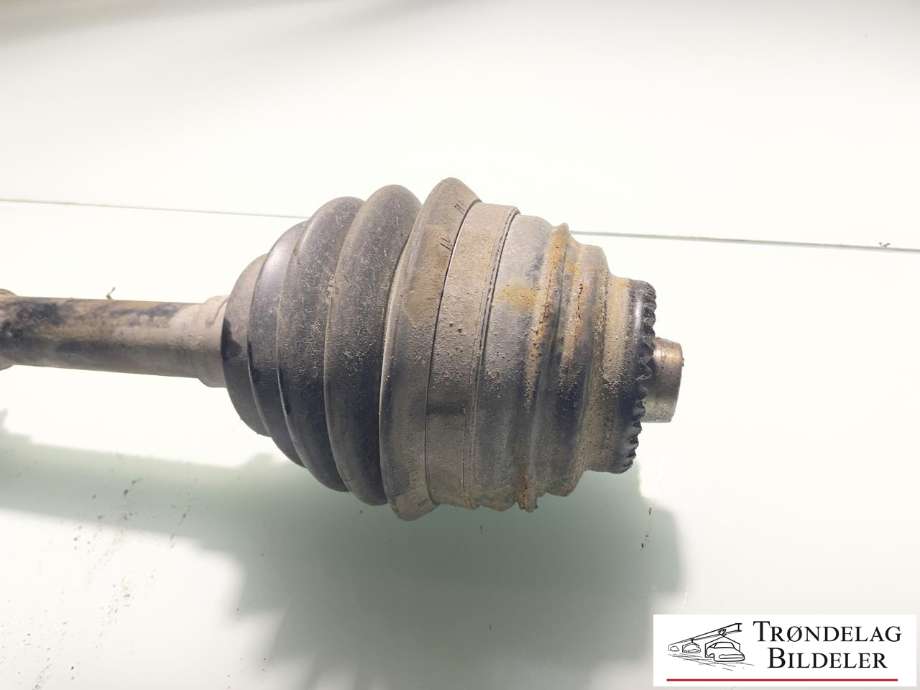 Drivaksel venstre foran, diesel/automat til BMW X1 2009-2015 (E84) (E84) (31 60 7 591 681|)