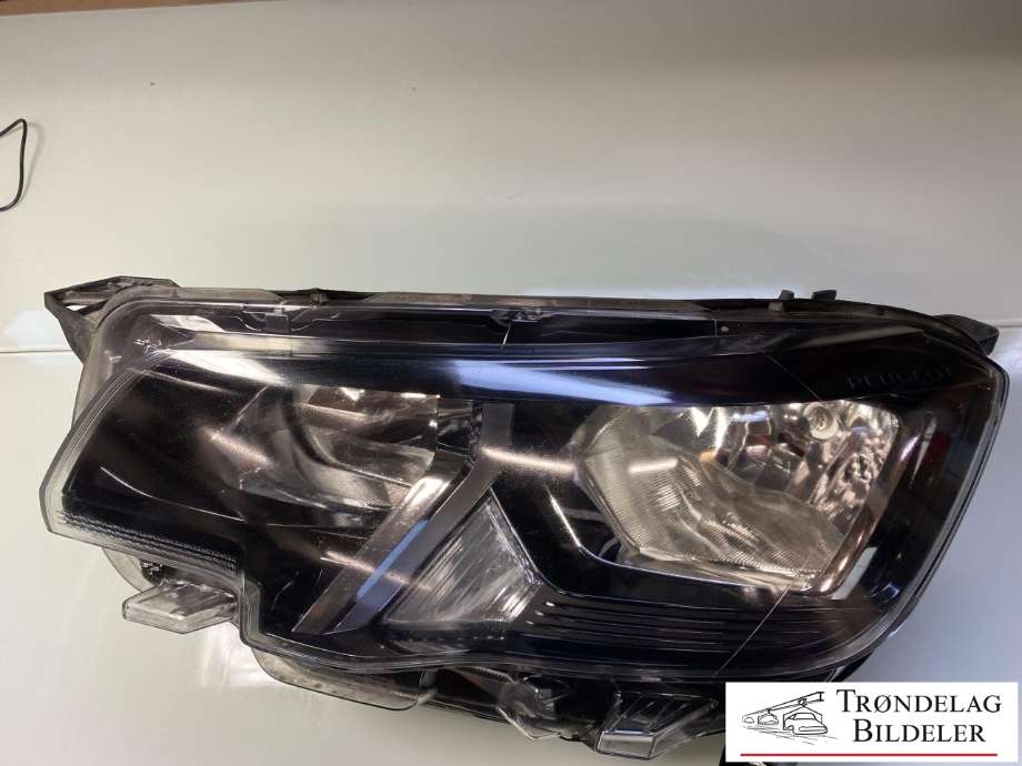 Frontlykt venstre halogen til Peugeot Partner 2019-->> (Type III)  (98 168 269 80|)