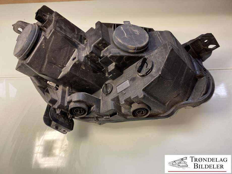 Frontlykt venstre halogen til Peugeot Partner 2019-->> (Type III)  (98 168 269 80|)