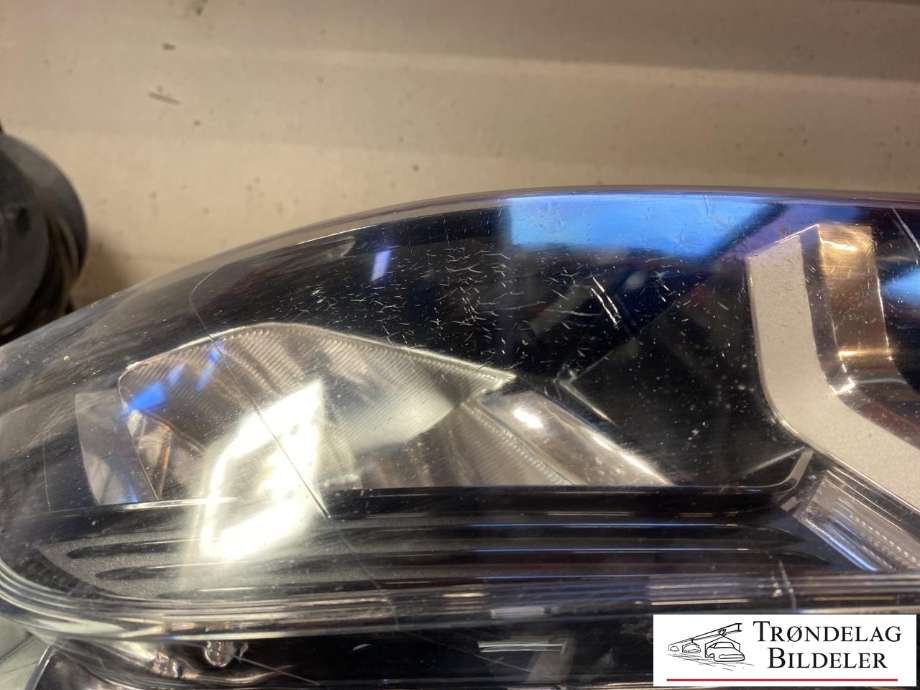 Frontlykt høyre halogen til Peugeot Partner 2019-->> (Type III)  (98 168 268 80|)