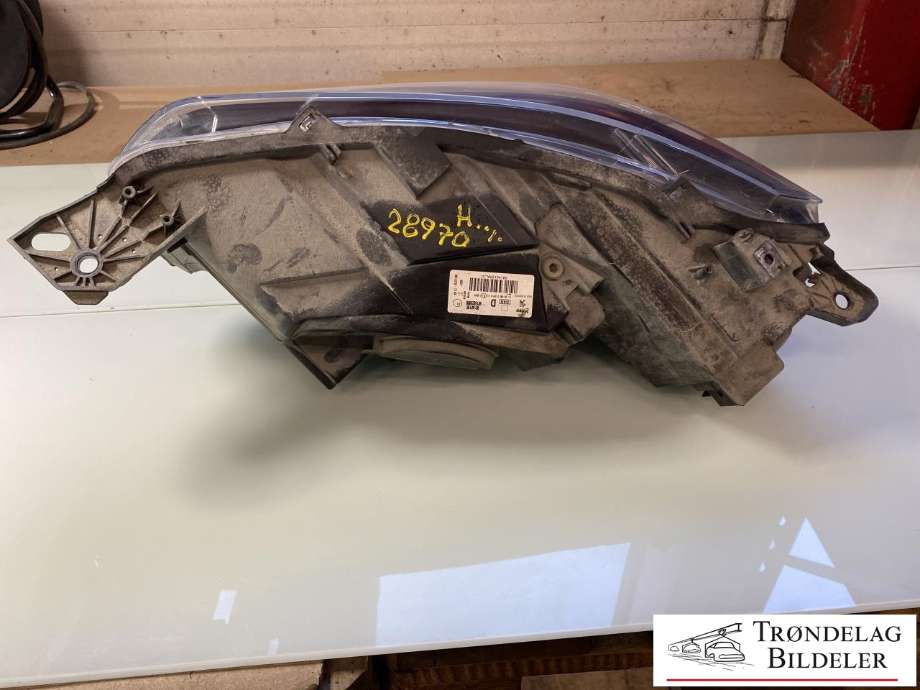 Frontlykt høyre halogen til Peugeot Partner 2019-->> (Type III)  (98 168 268 80|)
