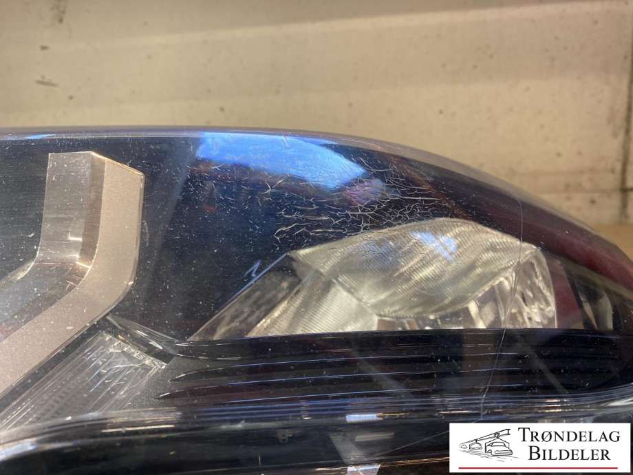 Frontlykt venstre halogen til Peugeot Partner 2019-->> (Type III)  (98 168 269 80|)