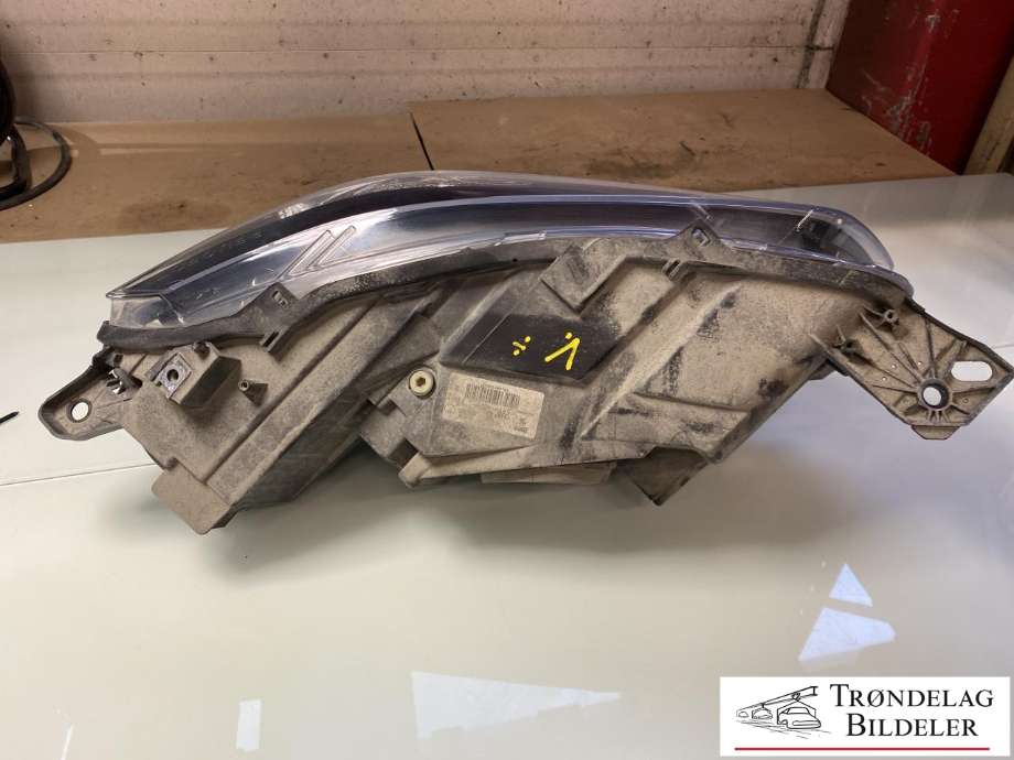 Frontlykt venstre halogen til Peugeot Partner 2019-->> (Type III)  (98 168 269 80|)