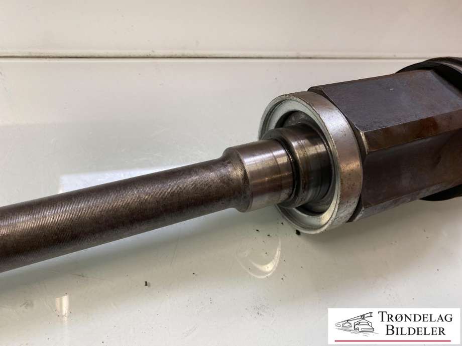 Drivaksel høyre foran, diesel/automat til BMW 5-Serie 2010-2017 (F10/F11) (F10/F11) (31 60 7 618 680|)