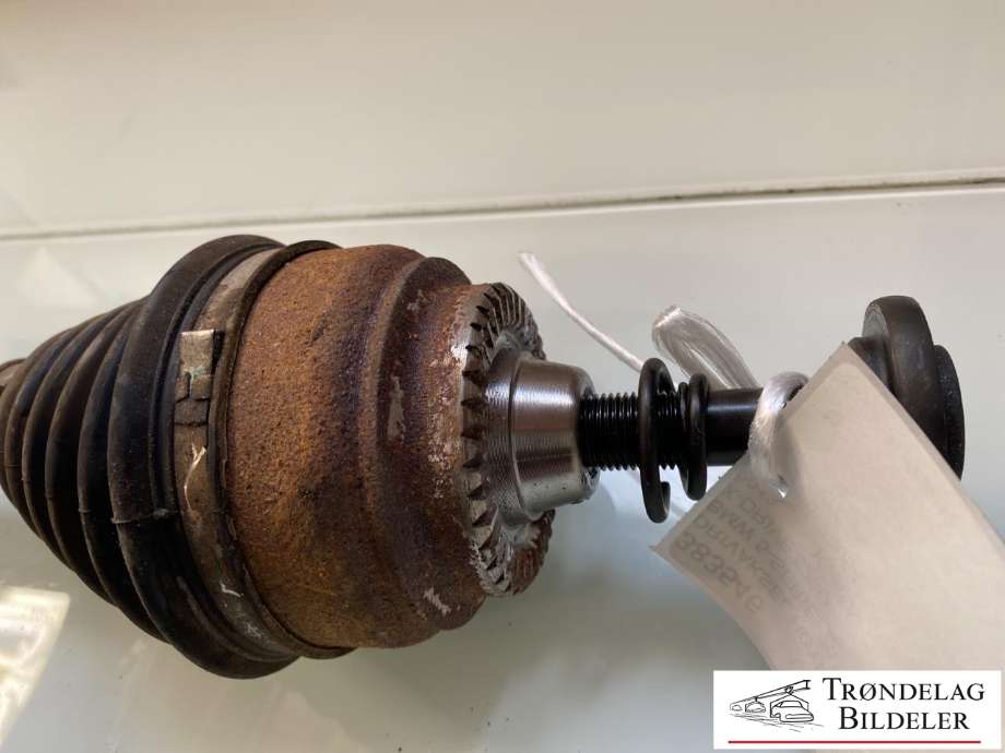 Drivaksel høyre foran, diesel/automat til BMW 5-Serie 2010-2017 (F10/F11) (F10/F11) (31 60 7 618 680|)