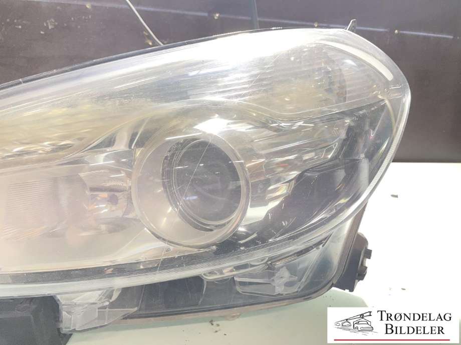 Frontlykt venstre xenon til Nissan Qashqai 2010-2014 (Type I, Fase 2)  (26060-BR60A|26060-BR60B|26060-BR62A|1EL010335-25|)
