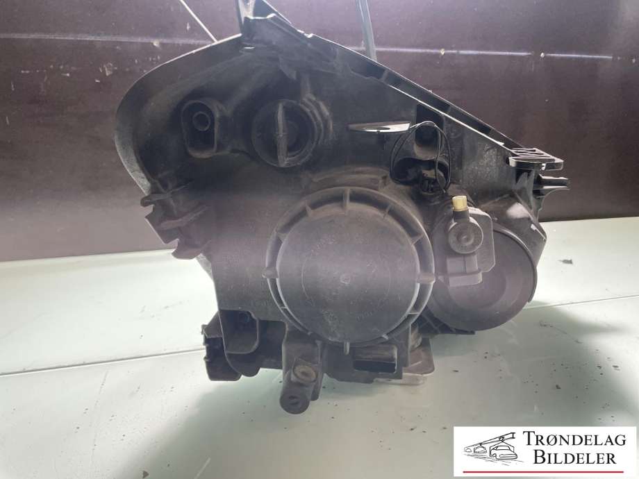 Frontlykt venstre xenon til Nissan Qashqai 2010-2014 (Type I, Fase 2)  (26060-BR60A|26060-BR60B|26060-BR62A|1EL010335-25|)