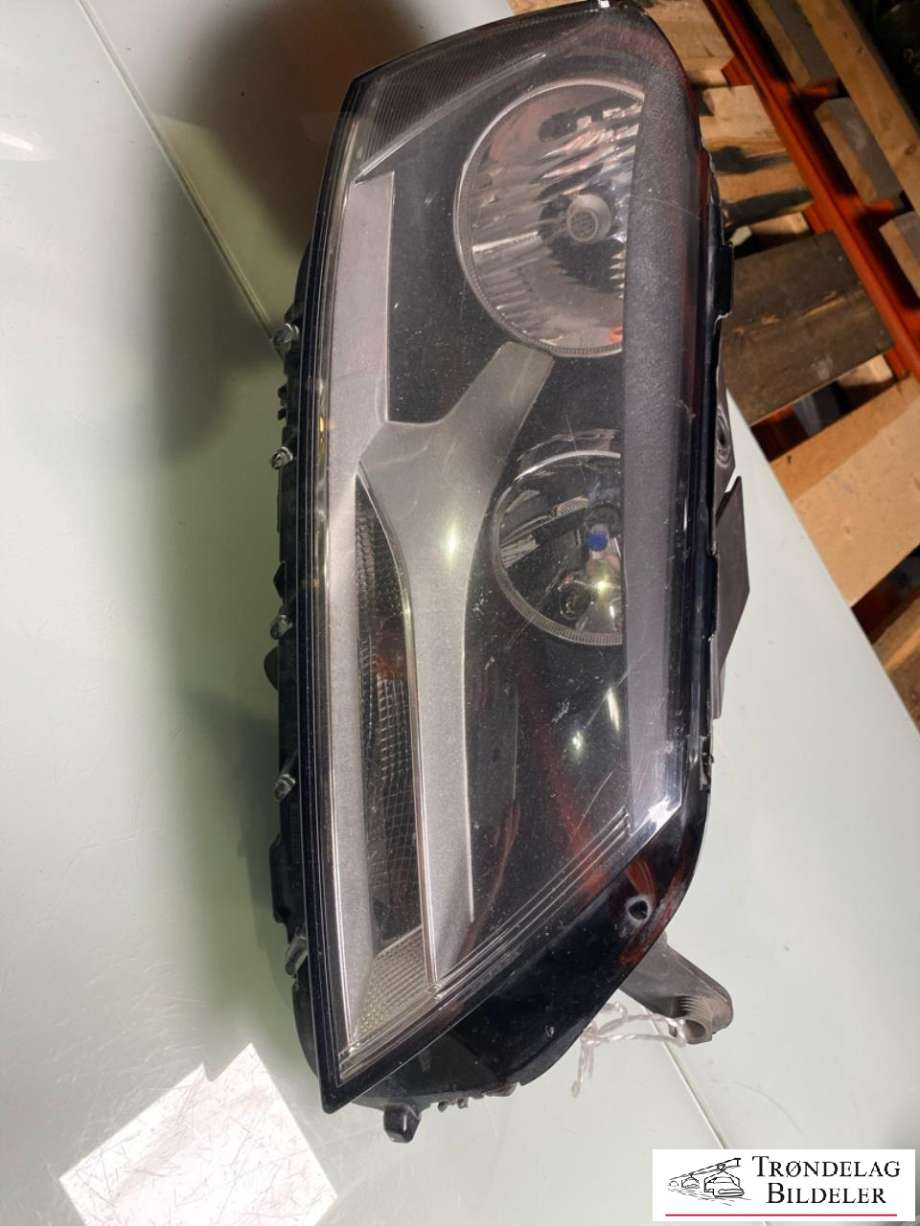 Frontlykt høyre halogen til VW Passat, 2011-2015 (B7) (B7) (3AB 941 006)