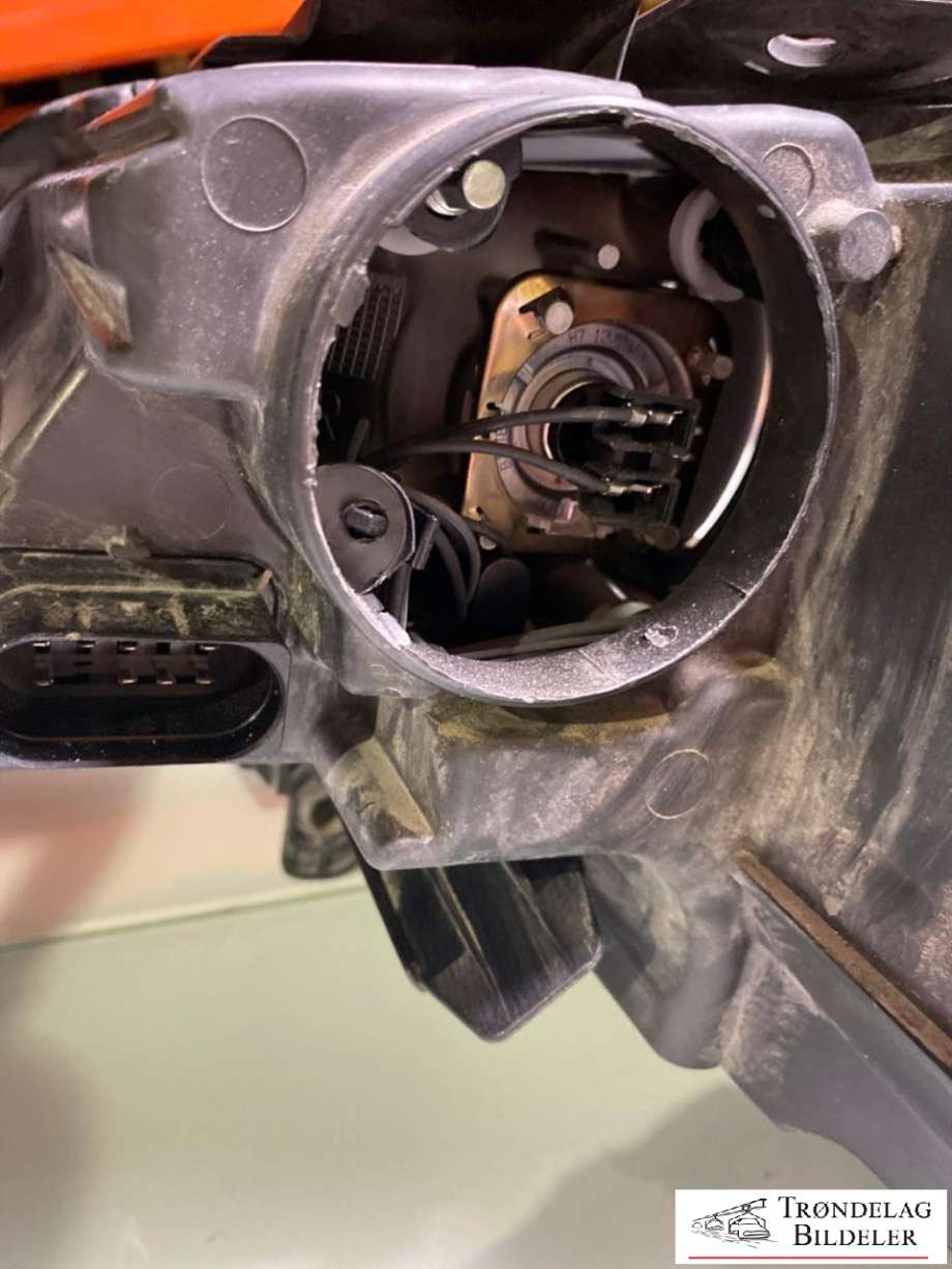 Frontlykt høyre halogen til VW Passat 2011-2015 (B7) (B7) (3AB 941 006|)