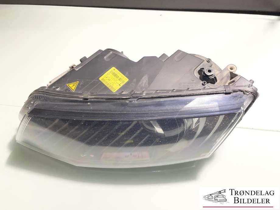 Frontlykt venstre xenon til Škoda Octavia 2013-2016 (Type III, Fase 1) (5E1941017B|8K0941597E|1T0941329B|4G0907697D|5E1941015B|30127228300)