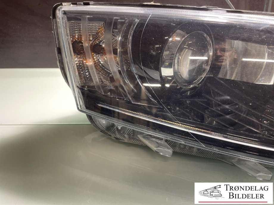 Frontlykt høyre xenon til Škoda Octavia 2013-2016 (Type III, Fase 1) (5E1941018B|8K0941597E|4G0907697D|1T0941329B|5E1941016B|30127228400)