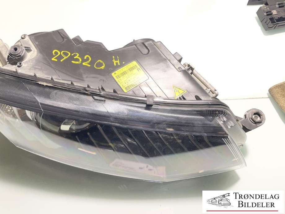 Frontlykt høyre xenon til Škoda Octavia 2013-2016 (Type III, Fase 1) (5E1941018B|8K0941597E|4G0907697D|1T0941329B|5E1941016B|30127228400)