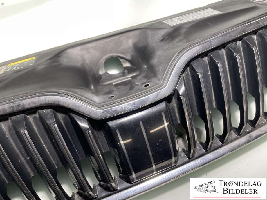 Grill til Škoda Superb 2015-->> (Type III)  (3V0 853 653 B  FOD|3V0 853 761    2ZZ|)