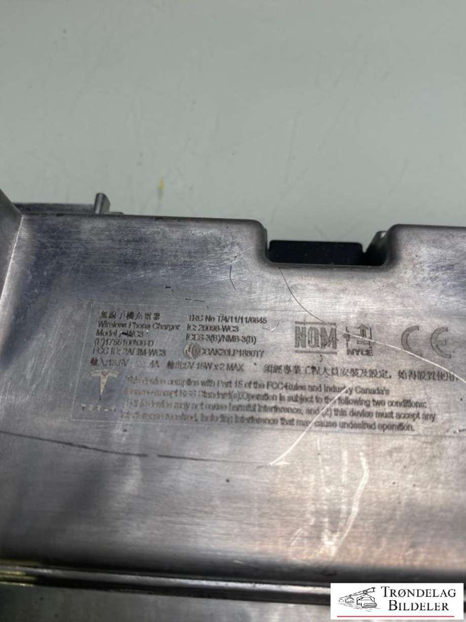 Dashbord trådløs mobillader til Tesla Model Y 2021-2024 (Type I)  (1755100-00-D|)
