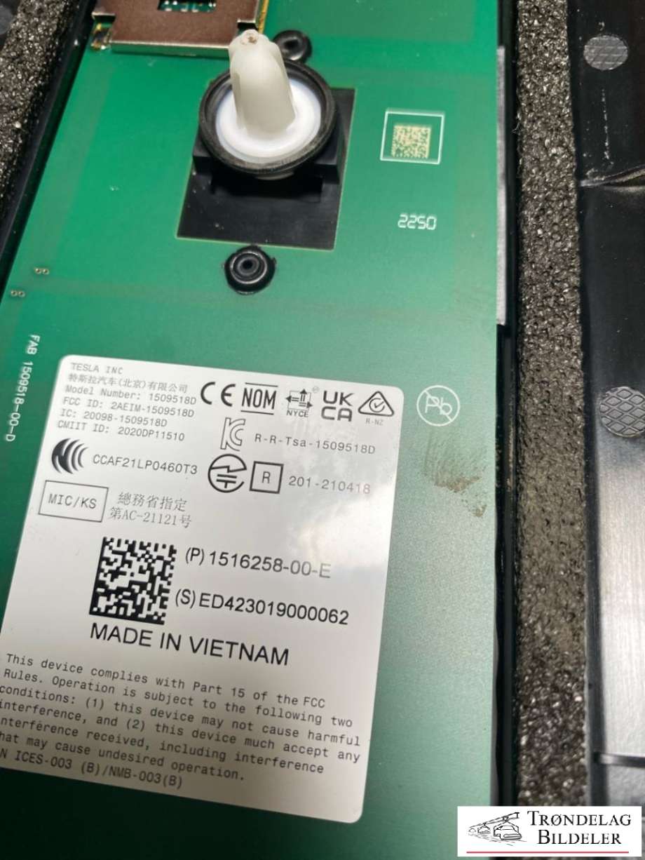 Karosseri: b-stolpe til Tesla Model Y 2021-2024 (Type I)  (1494240-00-A = DEKSEL|1516255-00-E = PRINTKORT|VENSTRE)