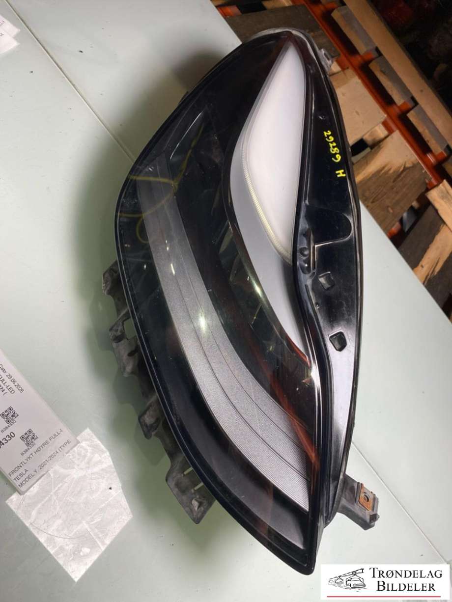 Frontlykt høyre full-LED til Tesla Model Y 2021-2024 (Type I) (1514953-00-D|1532925-09-E = LED MODUL|)