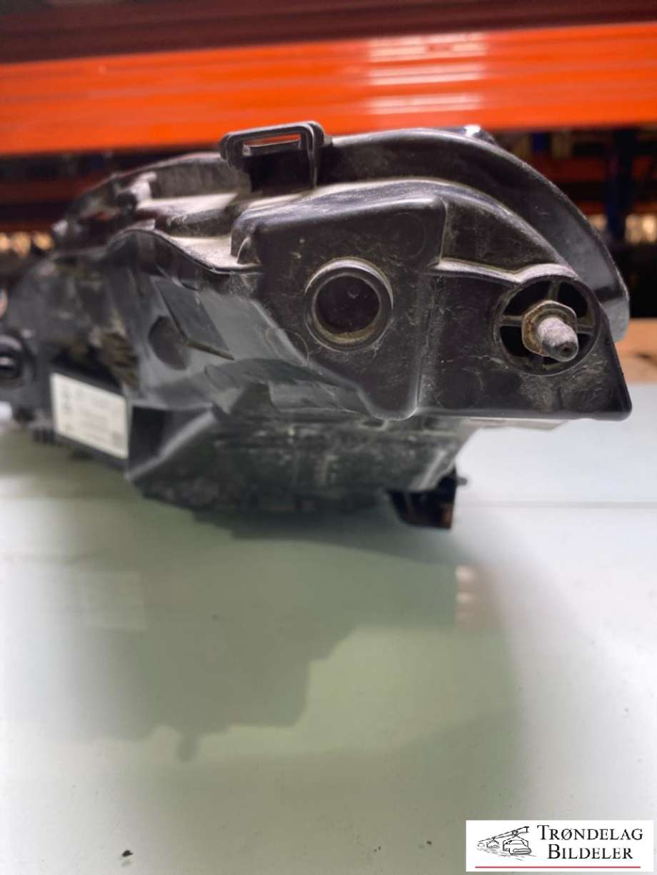 Frontlykt høyre full-LED til Tesla Model Y 2021-2024 (Type I) (1514953-00-D|1532925-09-E = LED MODUL|)