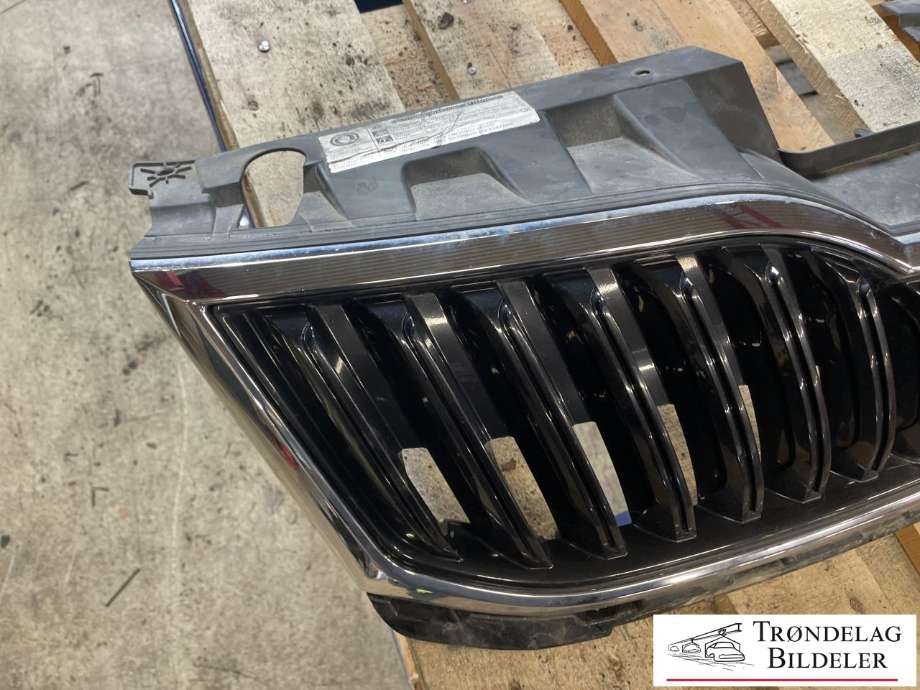 Grill til Škoda Octavia 2017-2020 (Type III, Fase 2) (5E0 853 653 C 041|5E0 853 761 C 2ZZ|)