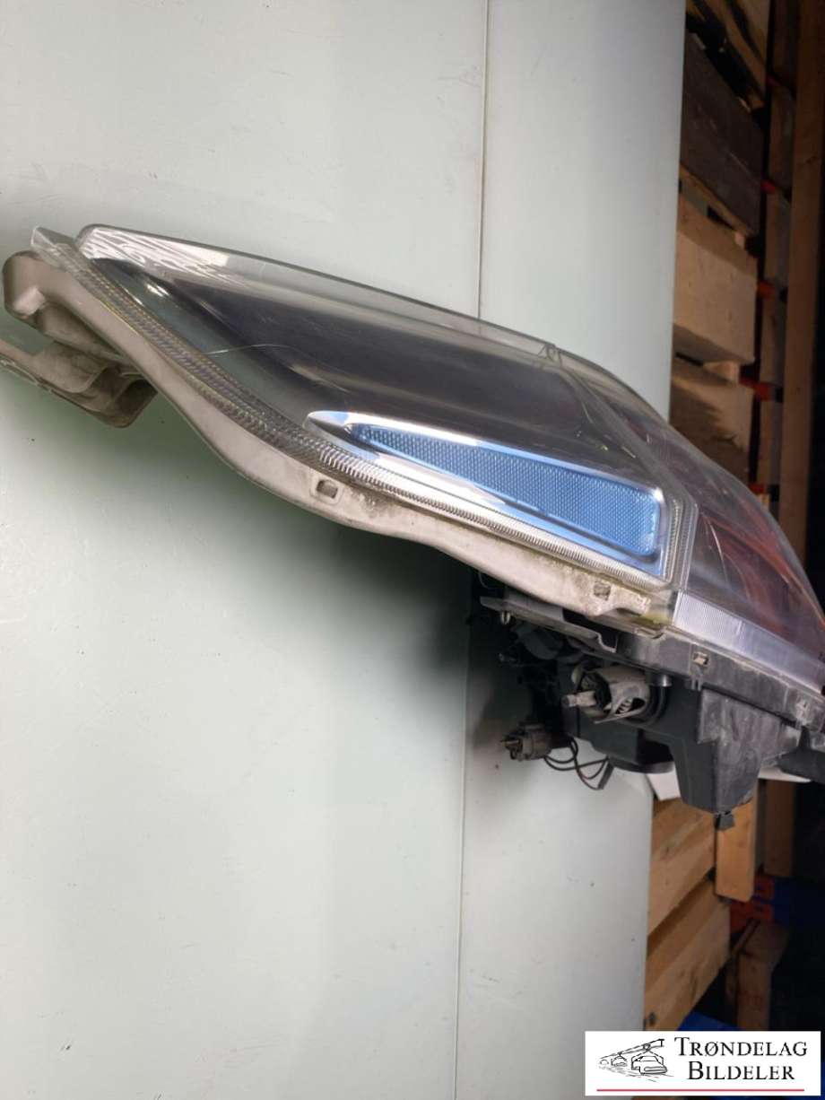 Frontlykt høyre halogen til Nissan Leaf 2011-2017 (Type I) (26010-3NL0A|90029351|BLÅ KAPPE)