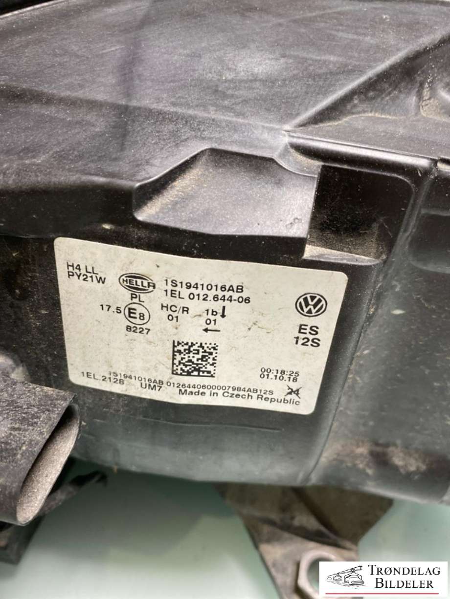 Frontlykt høyre halogen til VW Up 2012-2019  (HELLA|1S1 941 016 AB|1EL012644-06|)