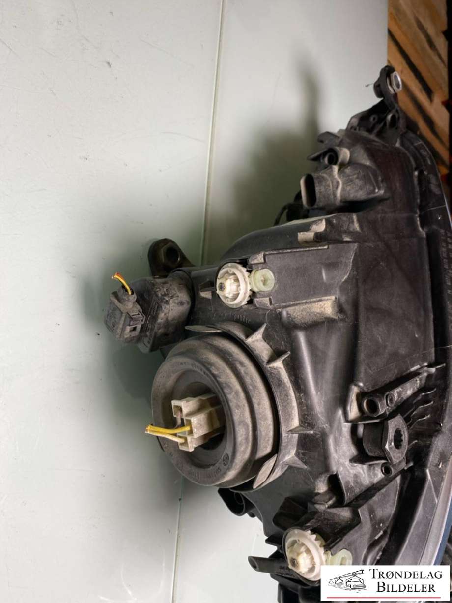 Frontlykt høyre halogen til VW Up 2012-2019  (HELLA|1S1 941 016 AB|1EL012644-06|)