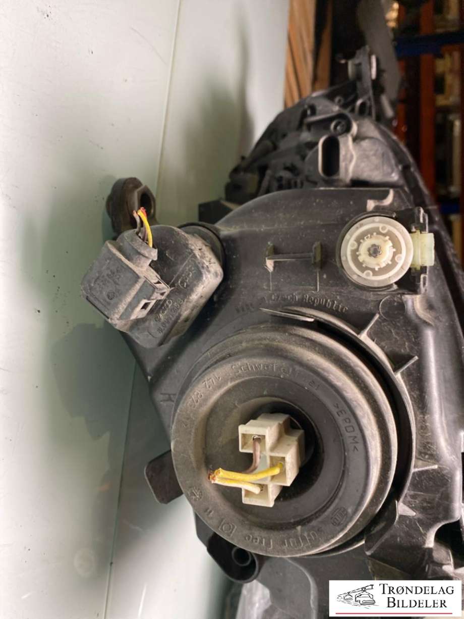 Frontlykt høyre halogen til VW Up 2012-2019  (HELLA|1S1 941 016 AB|1EL012644-06|)