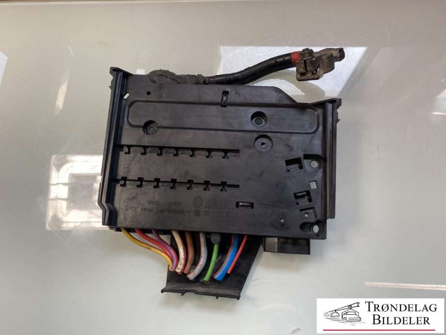 Sikringsboks motorrom til Ford Kuga 2013-2019  (1706692|AV6T-14A067-BB|)