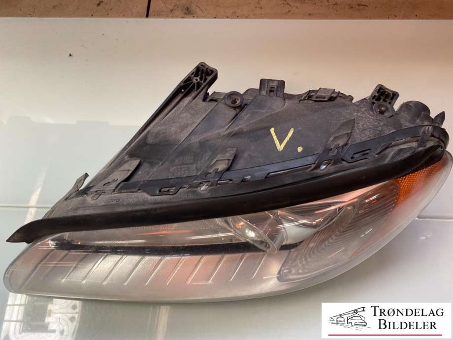 Frontlykt venstre xenon til Volvo V70 2007-2013 (Type III, Fase 1) (31353538|31353532|30744459|31283921|)