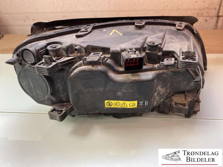 Frontlykt venstre xenon til Volvo V70 2007-2013 (Type III, Fase 1) (31353538|31353532|30744459|31283921|)