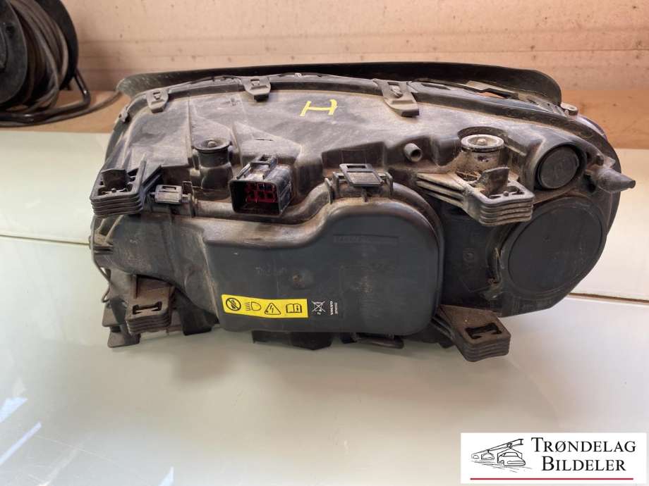 Frontlykt høyre xenon til Volvo V70 2007-2013 (Type III, Fase 1)  (31353539|31353533|30744459|31283922|)