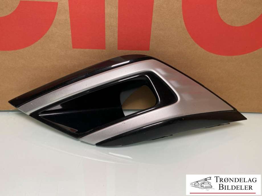 Grill venstre til Mitsubishi Outlander, 2015-->> (Type III, Fase 2)  (6400J303XA)