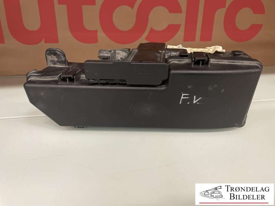 Sikringsboks motorrom til Volvo XC90 2002-2006 (Type I, Fase 1)  (8637669|)