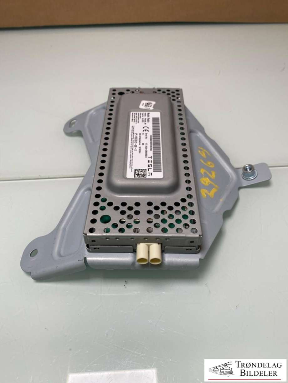 Antenne forsterker til Tesla Model Y 2024-->> (Type II)  (1527973-00-D|1527973-00-E|)
