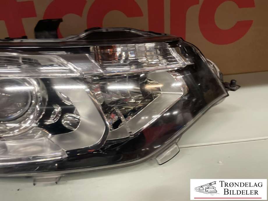 Frontlykt høyre xenon til Mitsubishi Outlander 2012-2015 (Type III, Fase 1) (8301C204|)