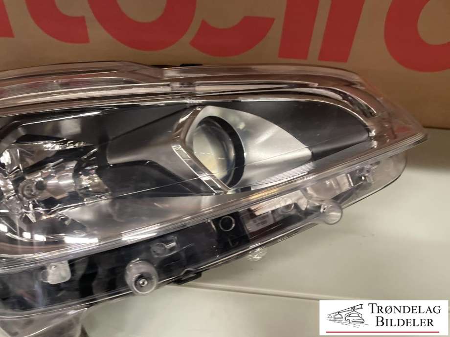 Frontlykt høyre halogen til Peugeot 208 2012-2019 (Type I)  (9822690180|16 853 531 80|)