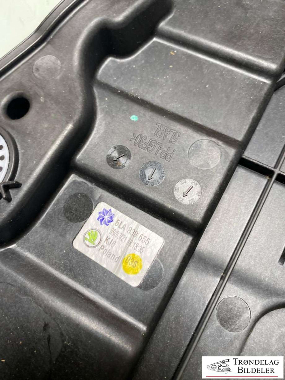 Ruteheis venstre bak til Škoda Enyaq 2021-->> (5LA 839 461|)