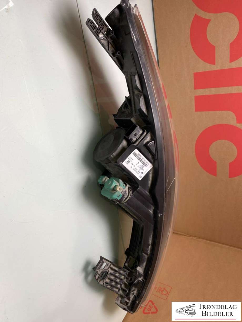 Frontlykt venstre halogen til Renault Zoe 2013-2019 (Fase 1)  (HELLA|260609522R|260605036R|1EL010912-01)