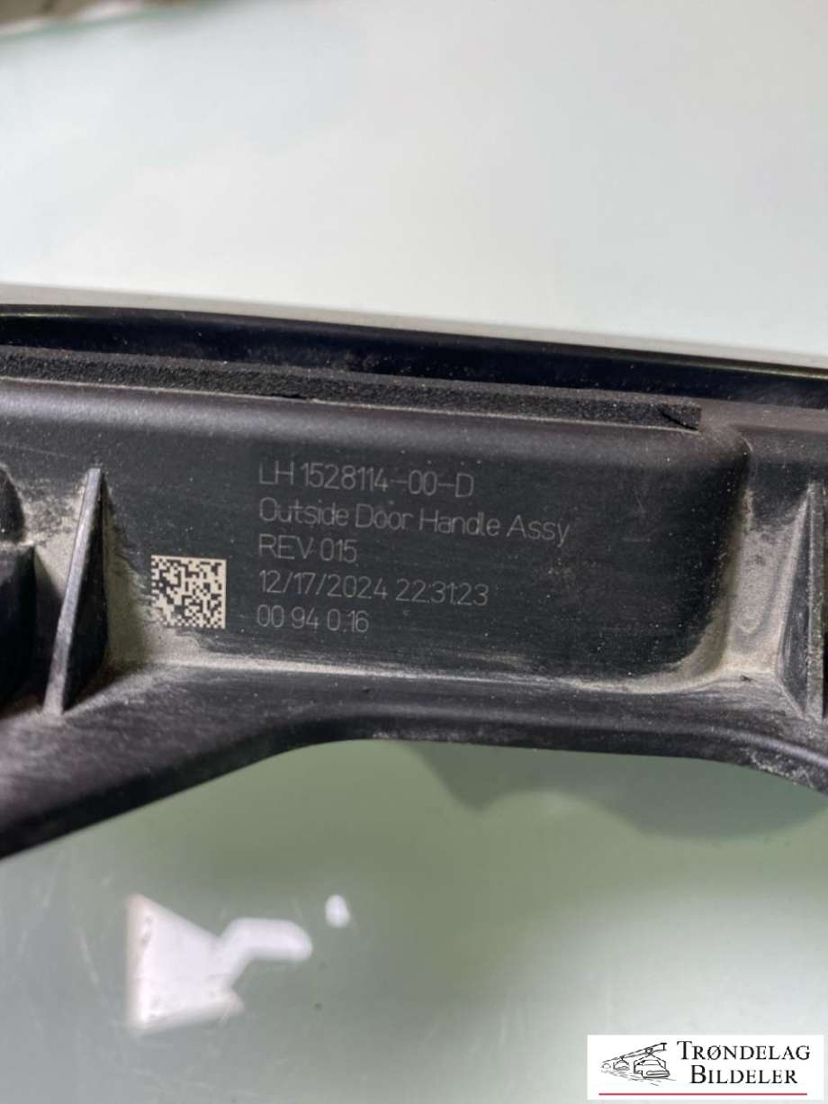 Dørhåndtak utv venstre bak til Tesla Model Y 2024-->> (Type II)  (152811400D|)