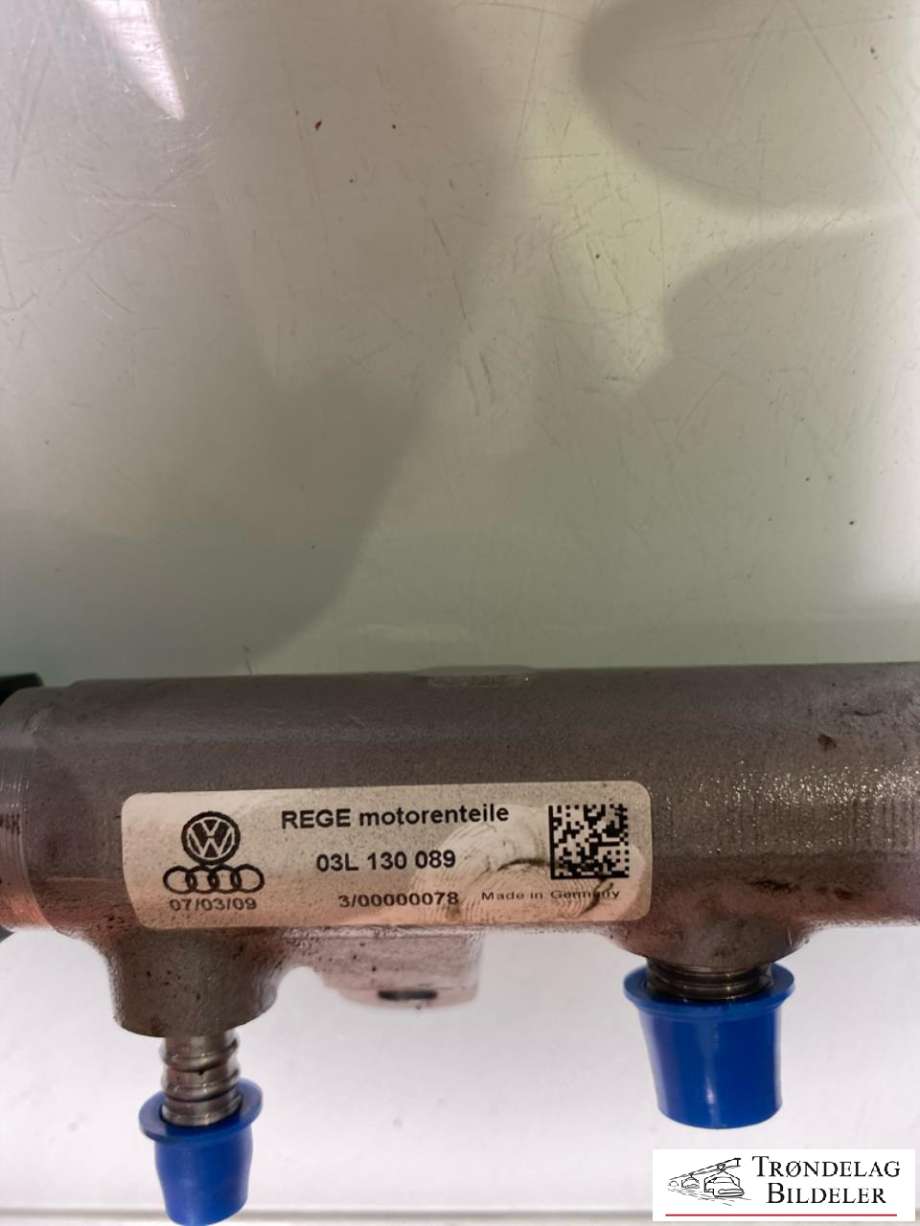 Dyseskinne (fuelrail) til VW Golf, Plus/Cross 2009-2013 (Fase 2)  (03L130089|)