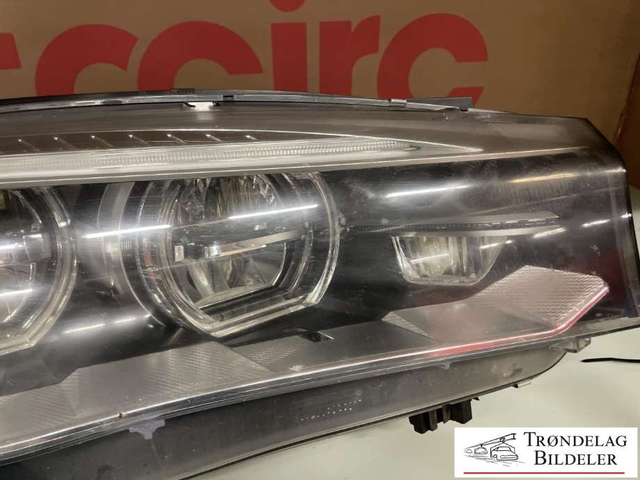 Frontlykt høyre xenon til BMW X6 2014-2019 (F16) (F16) (63117317102|)