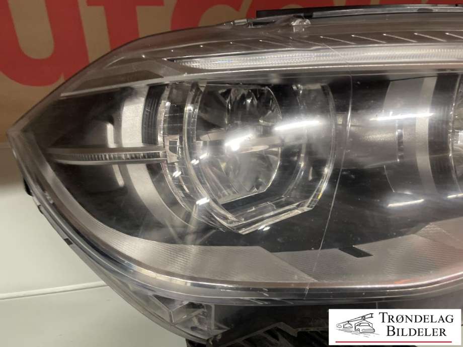 Frontlykt høyre xenon til BMW X6 2014-2019 (F16) (F16) (63117317102|)